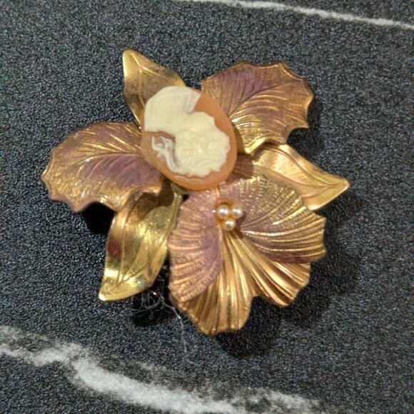 Vintage Gold Tone Floral Brooch With Cameo And Pearls 2-Inch Elegant Retro Jewel - Picture 3 of 7
